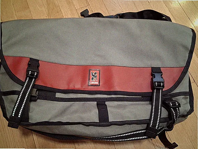 Chrome Metropolis Large Bicycle Messenger Bag in Good-as-New Condition