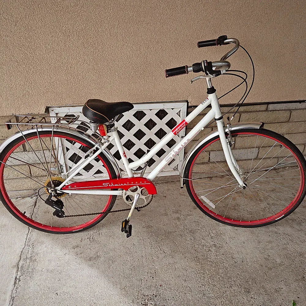 Schwinn Admiral 700c Step Thru Cruiser Bike 7-Speed Shimano Rack Fender White